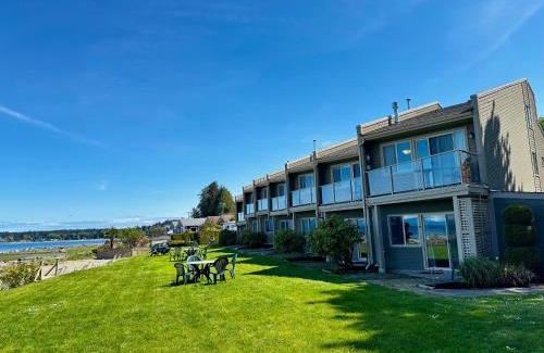 Regional District of Nanaimo Apartment | Shorewater Resort Beachfront King Bed Studio