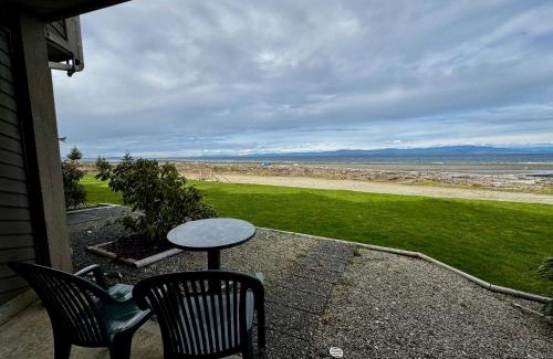 Regional District of Nanaimo Apartment | Shorewater Resort Beachfront King Bed Studio