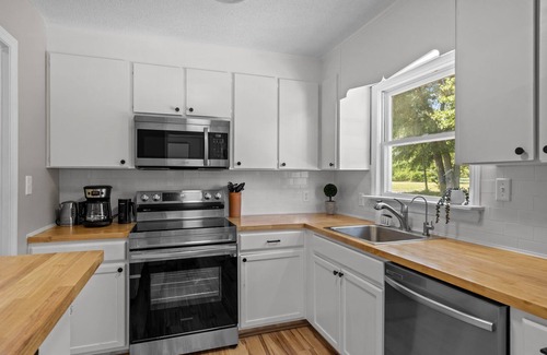 Cedar Point House | Short Drive to Emerald Isle!