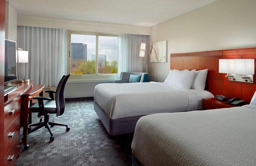 Home Park Hotel | Short Drive to State Farm Arena! Onsite Parking, Seasonal Pool, Pets Allowed!