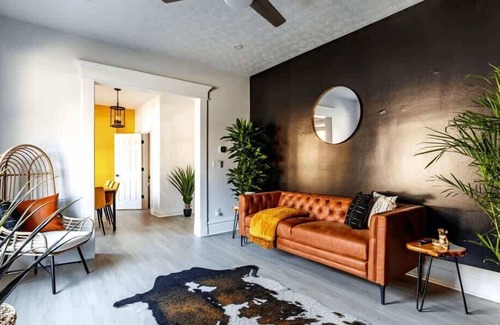 Italian Village House | Short North - Convention- King Bed - Free Parking