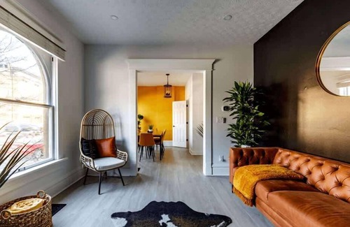 Italian Village House | Short North - Convention- King Bed - Free Parking