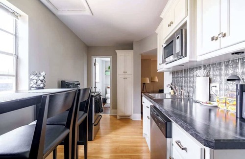 Victorian Village House | Short North - Convention - Private Parking - Pets