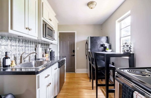 Victorian Village House | Short North - Convention - Private Parking - Pets