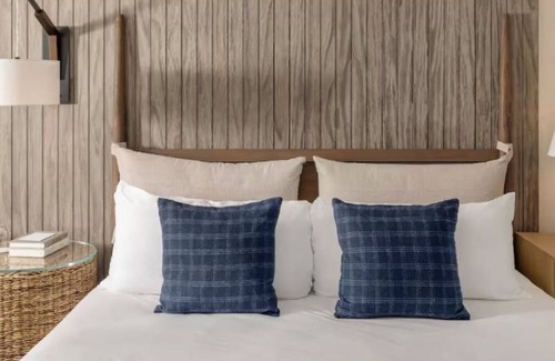 Goat Island Hotel | Short Scenic Stroll to Historic Downtown | Breathtaking Waterview Room w/Balcon