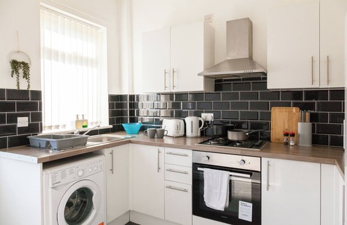 Everton House | Short stays 20% off Large comfy house with parking