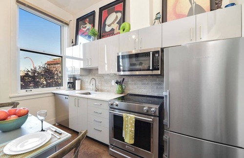 Downtown Victoria Condo | SHORT TERM RENTAL AVAILABLE *5 Day Minimum* Live like the locals!