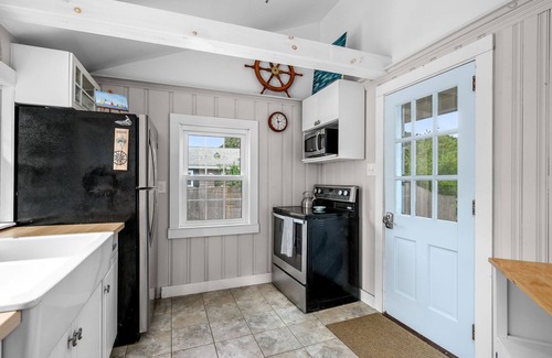 West Chatham Cottage | Short walk to beach, A/C, pets okay, large yard