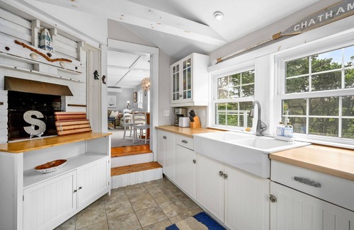 West Chatham Cottage | Short walk to beach, A/C, pets okay, large yard