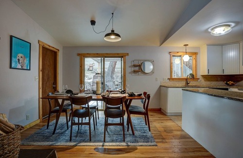 Southern Crossing House | Short Walk to Old Mill, River & Trails!,Outdoor Fire Pit, Quiet Neighborhood, New Furniture & Carpet