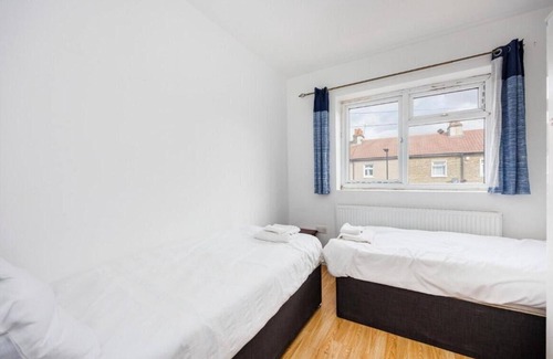 East Ham South House | Shortlet Express, Large 4 bed house, 2 baths