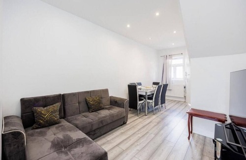 East Ham South House | Shortlet Express, Large 4 bed house, 2 baths