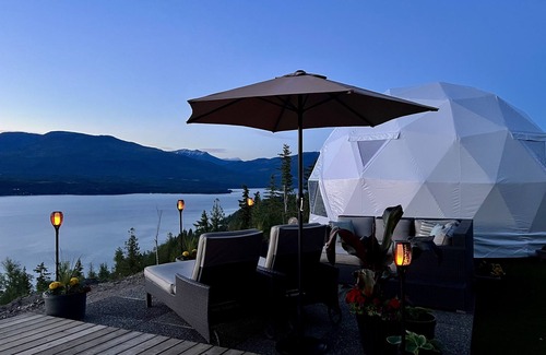 Blind Bay Cottage | Shuswap Sky Dome With wood Burning Hot Tub & Cozy Fireplace
