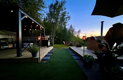 Blind Bay Cottage | Shuswap Sky Dome With wood Burning Hot Tub & Cozy Fireplace