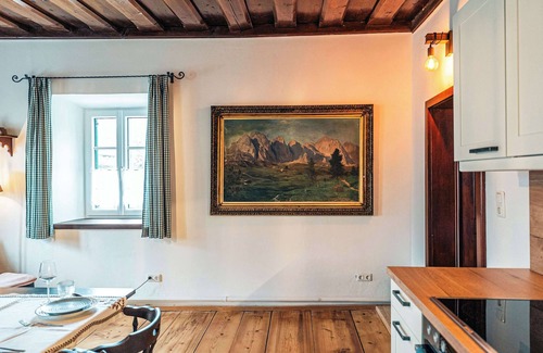 Altaussee Apartment | Sieglgut: Strauss Suite | Kitchen | Parking