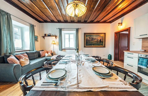 Altaussee Apartment | Sieglgut: Strauss Suite | Kitchen | Parking
