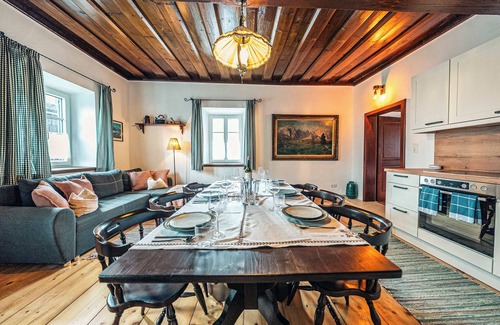 Altaussee Apartment | Sieglgut: Strauss Suite | Kitchen | Parking