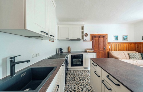 Altaussee Apartment | Sieglgut: Theodor Herzl Suite | Kitchen | Parking