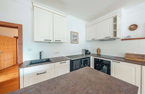 Altaussee Apartment | Sieglgut: Theodor Herzl Suite | Kitchen | Parking