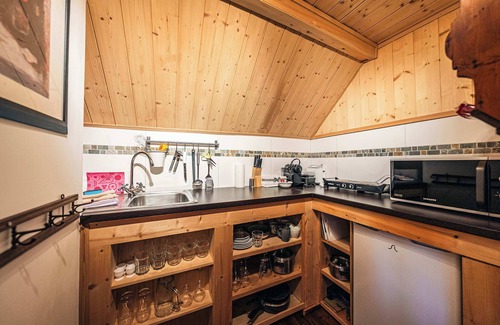 Altaussee Apartment | Sieglgut: Torberg Apartment | Kitchen | Parking