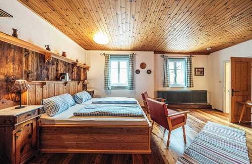 Altaussee Apartment | Sieglgut: Torberg Apartment | Kitchen | Parking