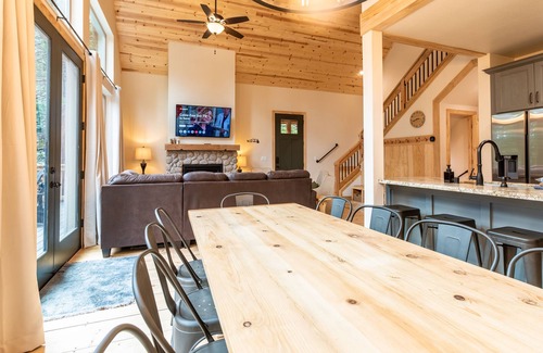 Dorrington Ski Chalet | Sierra Luxury Chalet - Pool Access & A/C!