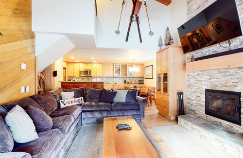 Mammoth Lakes Condo | Sierra Megeve 7 Deluxe Remodeled Condo, Just A Short Walk To Canyon Lodge by RedAwning