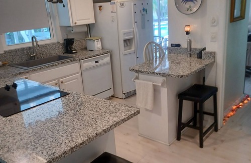 Bay Isle House | SIESTA KEY BEACH COTTAGE, 5 Minute walk to Sunset on the Beach