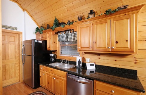 Black Bear Falls Cabin | Siesta Ridge - Sip Champagne by the Fire, Soak in the Hot Tub & Play Foosball