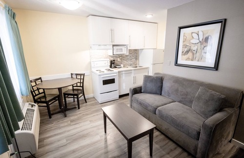 South Pandosy Hotel | Siesta Suites