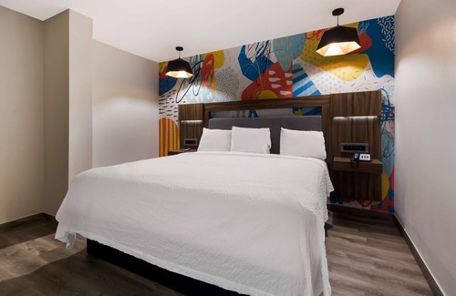Woodlake - Briar Meadow Hotel | Signature Inn Houston Galleria
