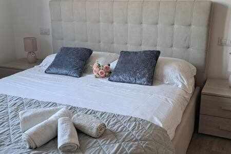 San Fermo della Battaglia Apartment | Silver Home