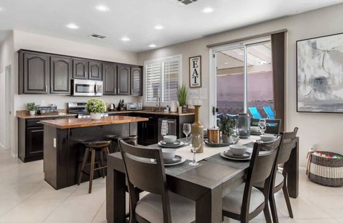Paradise Hills House | Silver Star Getaways 4B3BA 3000sqft+ pool + loft