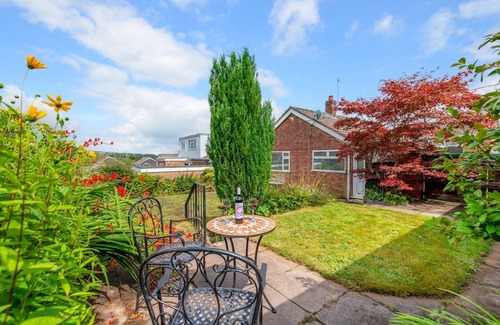 Newcastle-Under-Lyme House | Silverdale Secret Gem with Private Garden | Pass the Keys