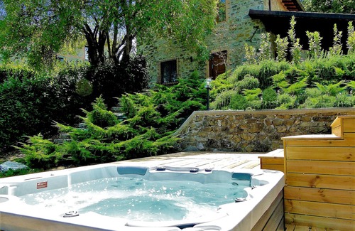 Camporgiano House | Silvio, Beautifully presented villa with own pool and hot tub.
