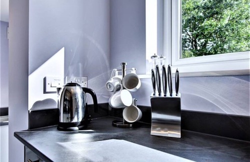 Hemel Hempstead House | Simba Stays: Luxurious Townhouse for Contractors, Relocators/Families