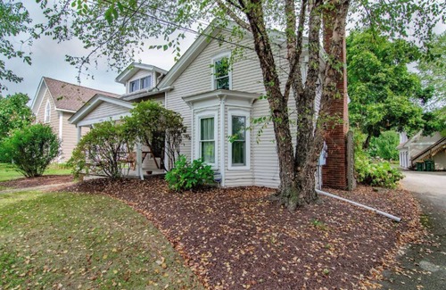 Burton House | Simba’s House Mid 1800’s Burton Village Retreat