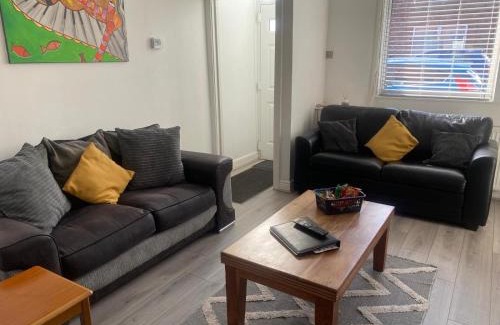 Thatto Heath House | Simons Cosy 2 bedroom home sleeps 5, contractors Welcome