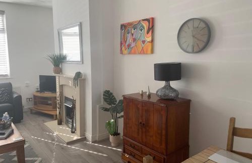 Thatto Heath House | Simons Cosy 2 bedroom home sleeps 5, contractors Welcome