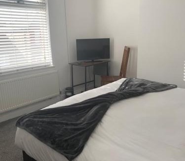 Thatto Heath House | Simons Cosy 2 bedroom home sleeps 5, contractors Welcome