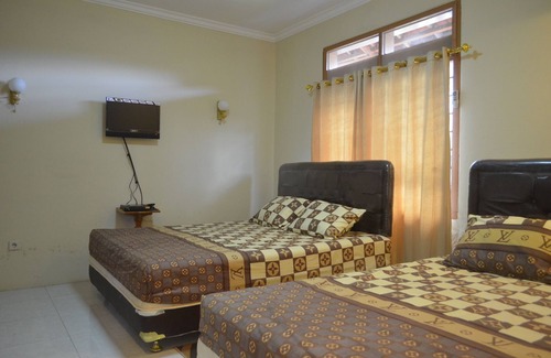 Banguntapan House | Simple 3BR House in Yogyakarta + WiFi + TV + Hot Water