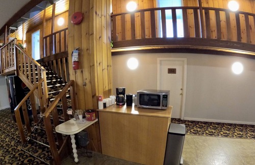 Creston House | Simple room with 2 queen beds, full bathroom.