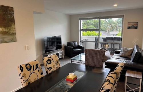 Orewa Apartment | Simple Seaside Retreat in the heart of Orewa