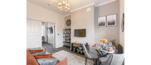 Faraday Apartment | Simplicity meets Warmth: 1-Bed Delight
