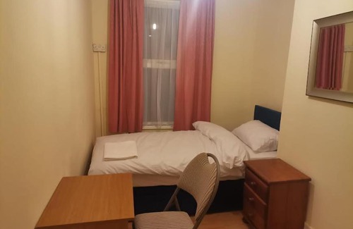 Goodmayes House | Single Bedroom near London Seven Kings Train Station
