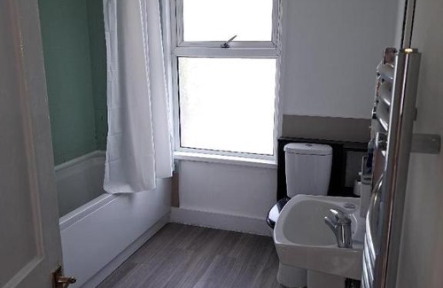 Goodmayes House | Single Bedroom near London Seven Kings Train Station