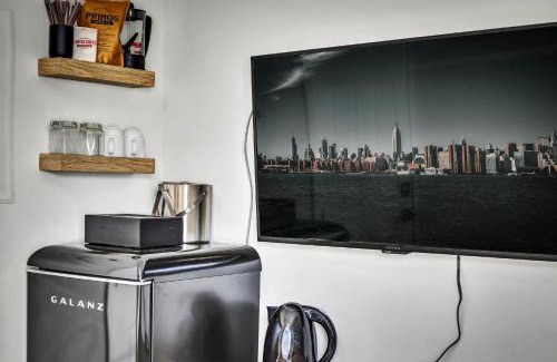 Vista Apartment | Single Bedroom - Queen Size. Heart of Downtown Vista