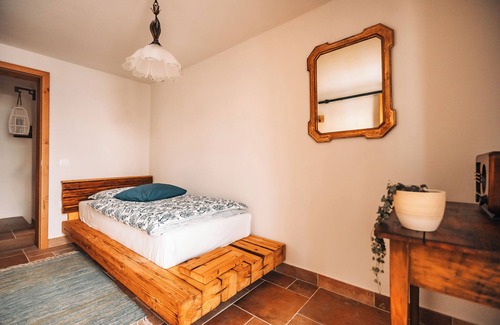 Zalec Bed & Breakfast | Single bedroom with balcony and idyllic view surrounded by nature