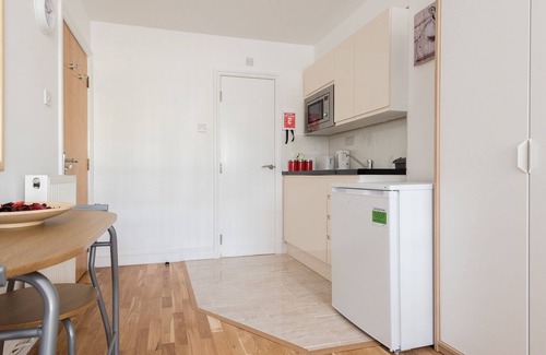 Canary Wharf Apartment | Single room-Economy-Private Bathroom-Street View