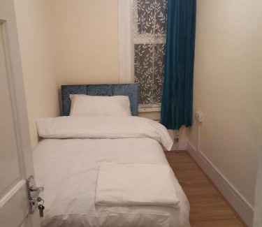 Goodmayes House | Single Room near London Seven Kings Train station